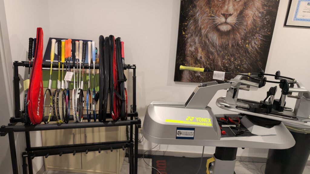 Besaitungsmaschine Yonex Precision 8.0 mit Badmintonschlägern bei Dodo's Besaitershop in Hessisch Oldendorf